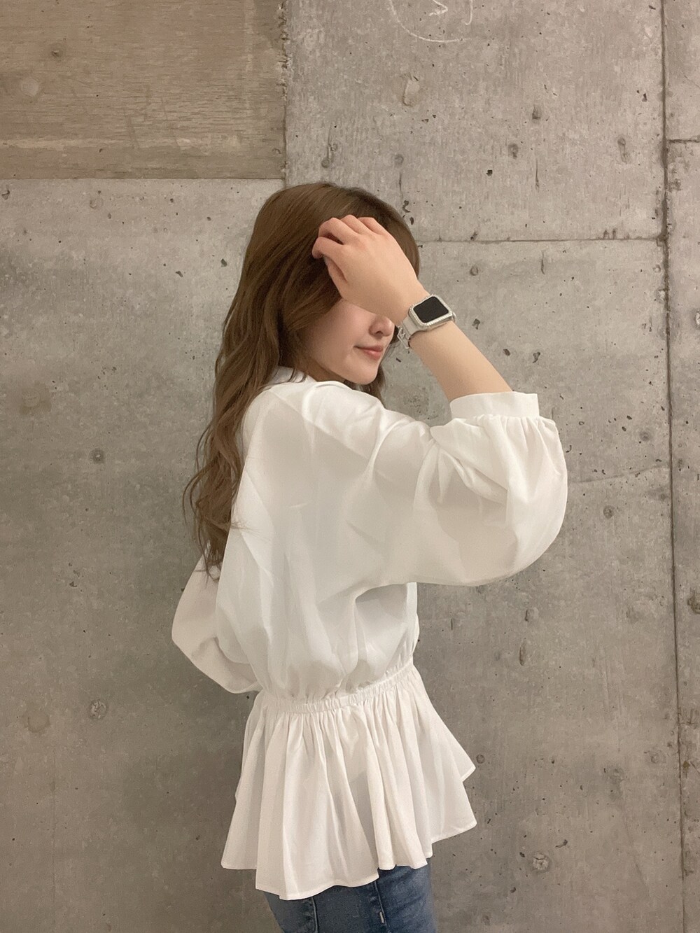 ブルー系のデニムパンツ、ホワイト系のシャツ/ブラウス、ホワイト系のパンプスを着用したレディースの冬コーディネートの3枚目の写真