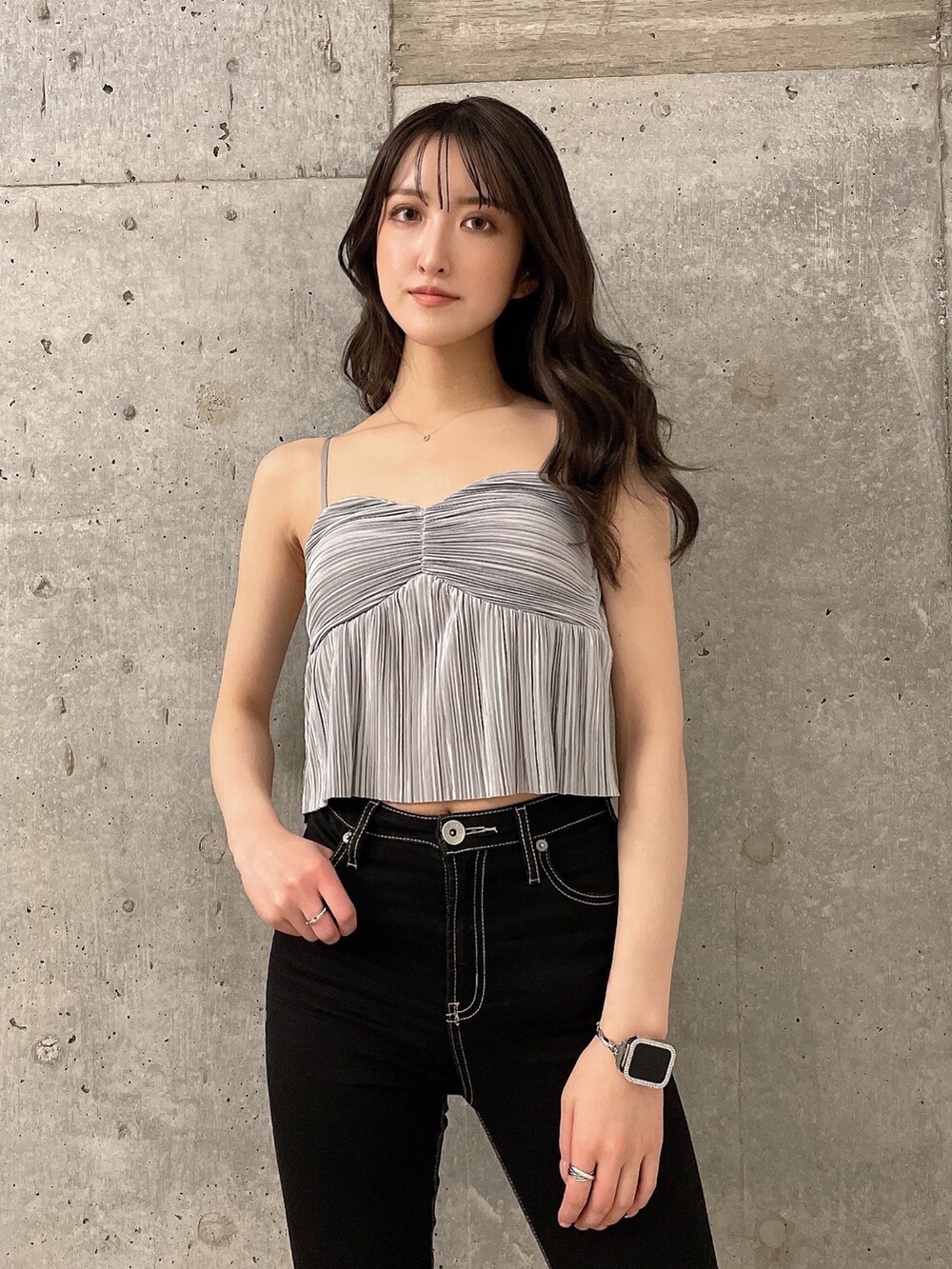 ブルー系のデニムジャケット、グレー系のキャミソール、ブラック系のデニムパンツを着用したレディースの春コーディネートの3枚目の写真