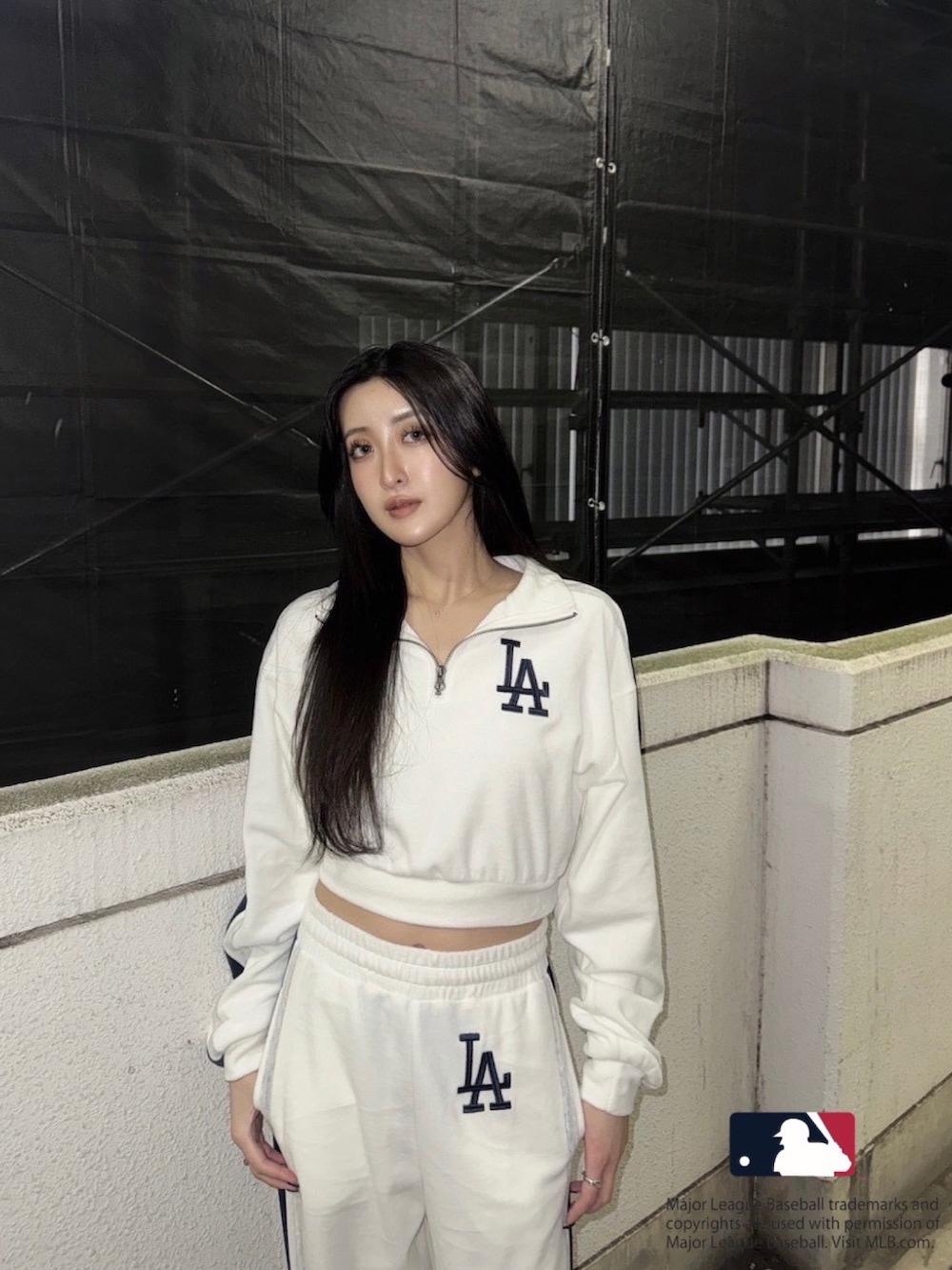 ホワイト系のその他パンツ、ホワイト系のTシャツ/カットソーを着用したレディースの冬コーディネートの4枚目の写真