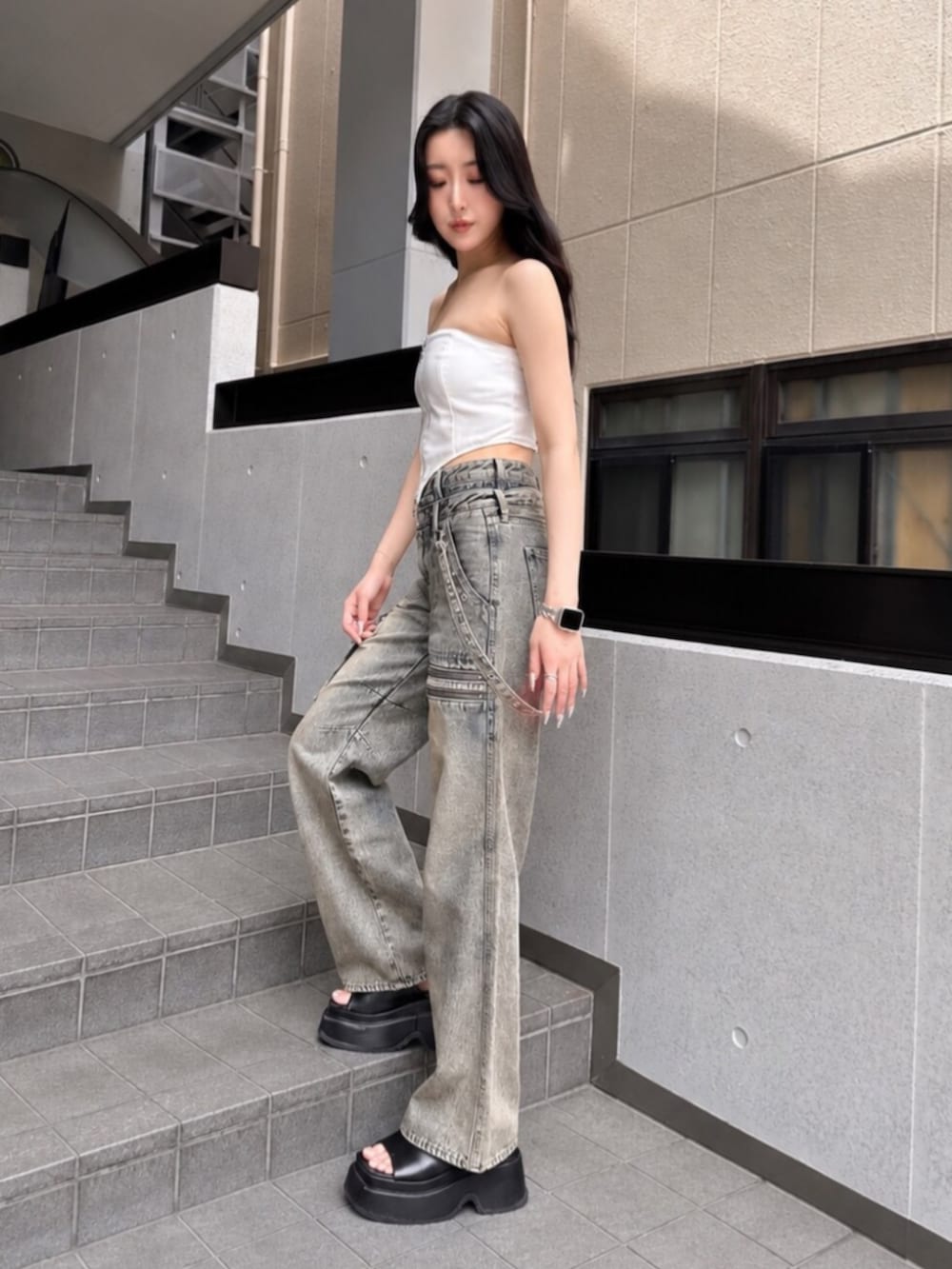 ブルー系のデニムパンツ、ホワイト系のシャツ/ブラウスを着用したレディースの夏コーディネートの2枚目の写真