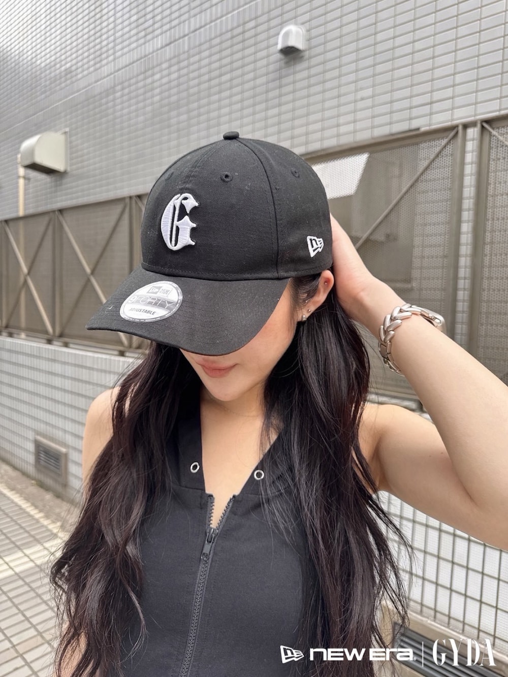 ブラック系のワンピース、ブラック系のボストンバッグ、ブラック系のキャップを着用したレディースの夏コーディネートの6枚目の写真