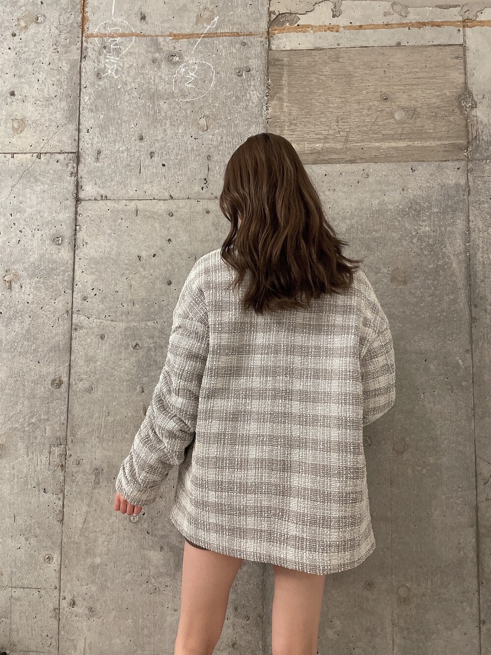 ベージュ系のワンピース、ブラック系のブーツ、ベージュ系のチェスターコートを着用したレディースの冬コーディネートの4枚目の写真