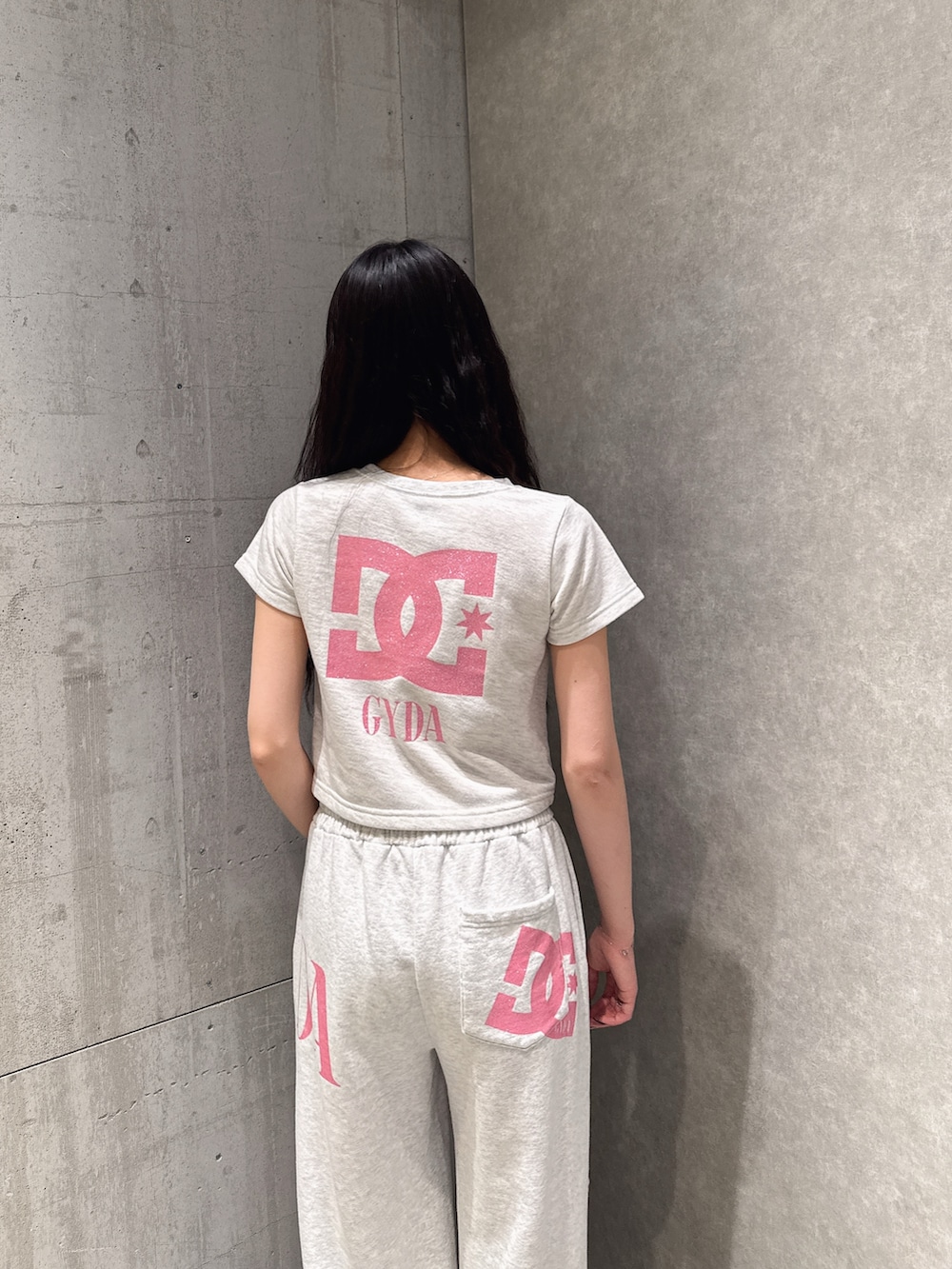 グレー系のTシャツ/カットソー、グレー系のスウェットパンツを着用したレディースの春コーディネートの6枚目の写真