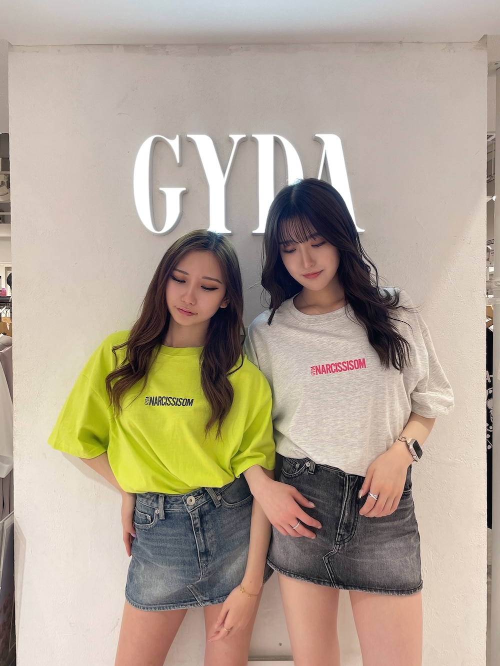 ブラック系のデニムスカート、イエロー系のTシャツ/カットソーを着用したレディースの春コーディネートの2枚目の写真