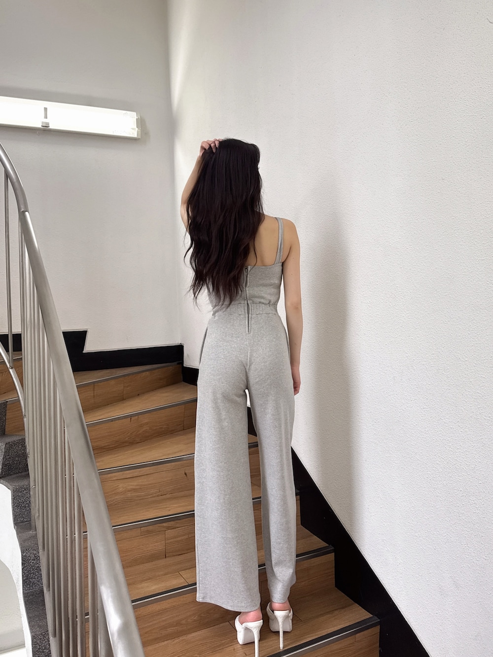 グレー系のつなぎ/オールインワン、ホワイト系のパンプスを着用したレディースの夏コーディネートの2枚目の写真