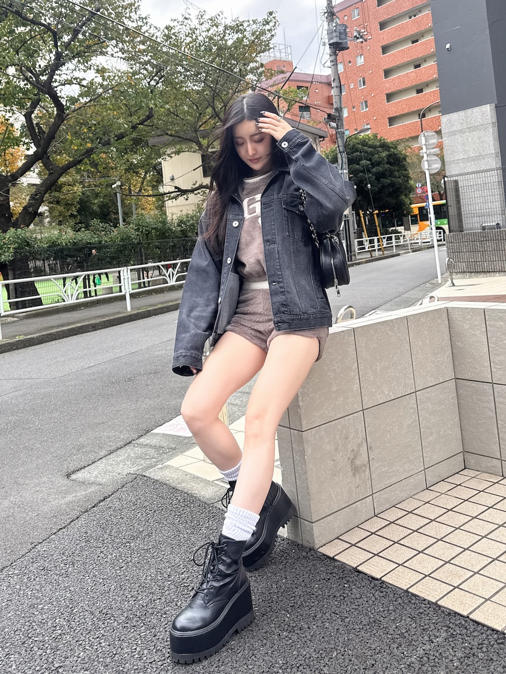 ブラック系のデニムジャケット、ベージュ系のTシャツ/カットソー、ベージュ系のその他パンツを着用したレディースの秋コーディネートの3枚目の写真