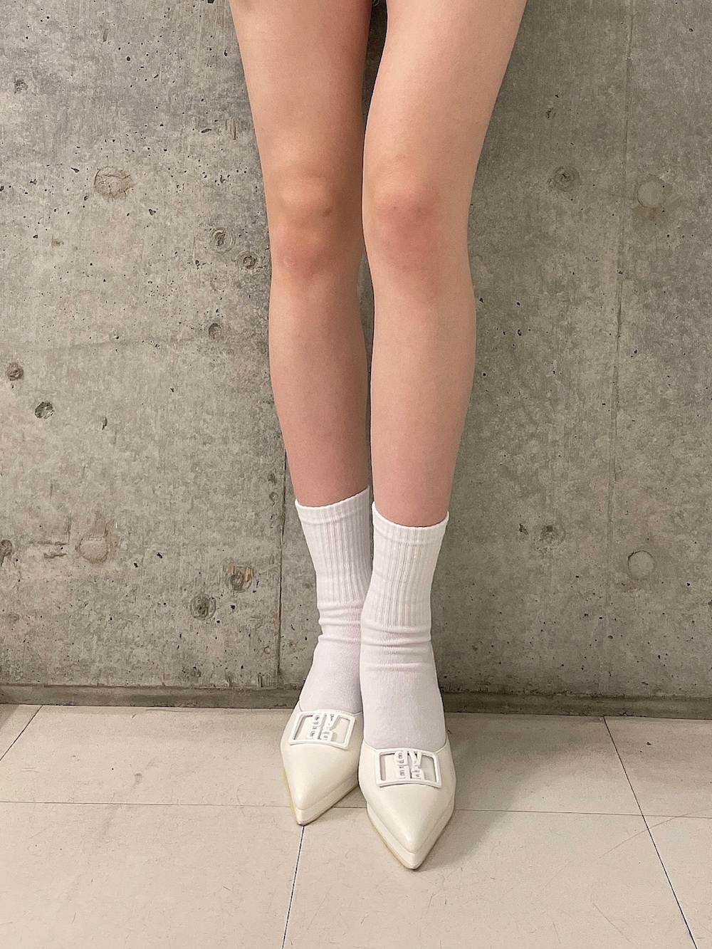 ホワイト系のTシャツ/カットソー、ブルー系のデニムパンツ、ホワイト系のパンプスを着用したレディースの春コーディネートの7枚目の写真