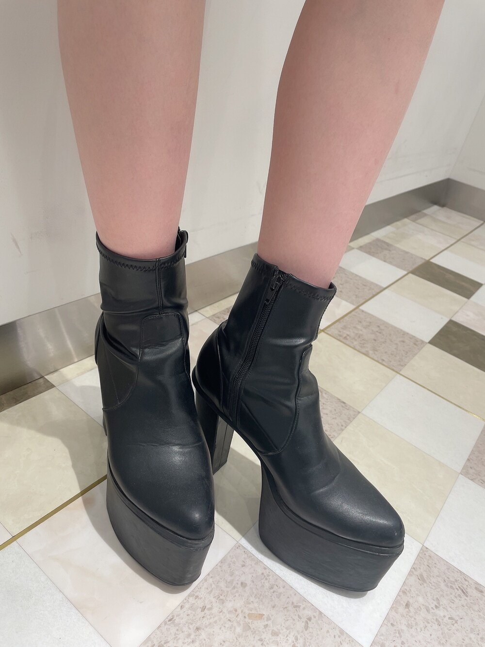 ブラック系のブーツ、ホワイト系のワンピースを着用したレディースの冬コーディネートの6枚目の写真