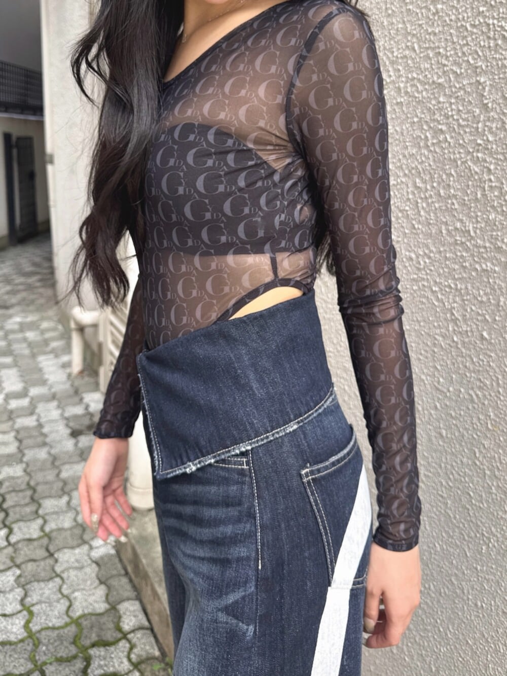 ブラック系のTシャツ/カットソー、ブルー系のデニムパンツ、ブラック系のパンプスを着用したレディースの夏コーディネートの5枚目の写真