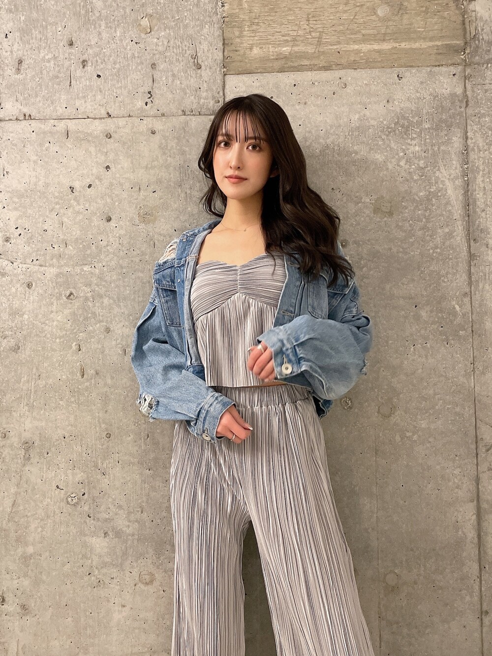 グレー系のキャミソール、ブルー系のデニムジャケット、グレー系のその他パンツを着用したレディースの春コーディネートの3枚目の写真