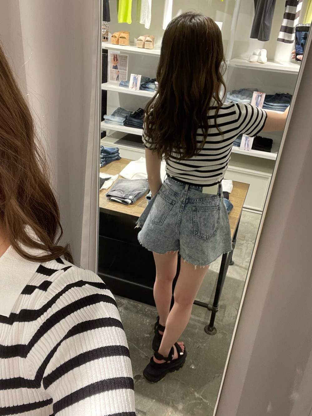 その他のニット/セーター、ブルー系のデニムパンツ、ブラック系のサンダルを着用したレディースの春コーディネートの2枚目の写真