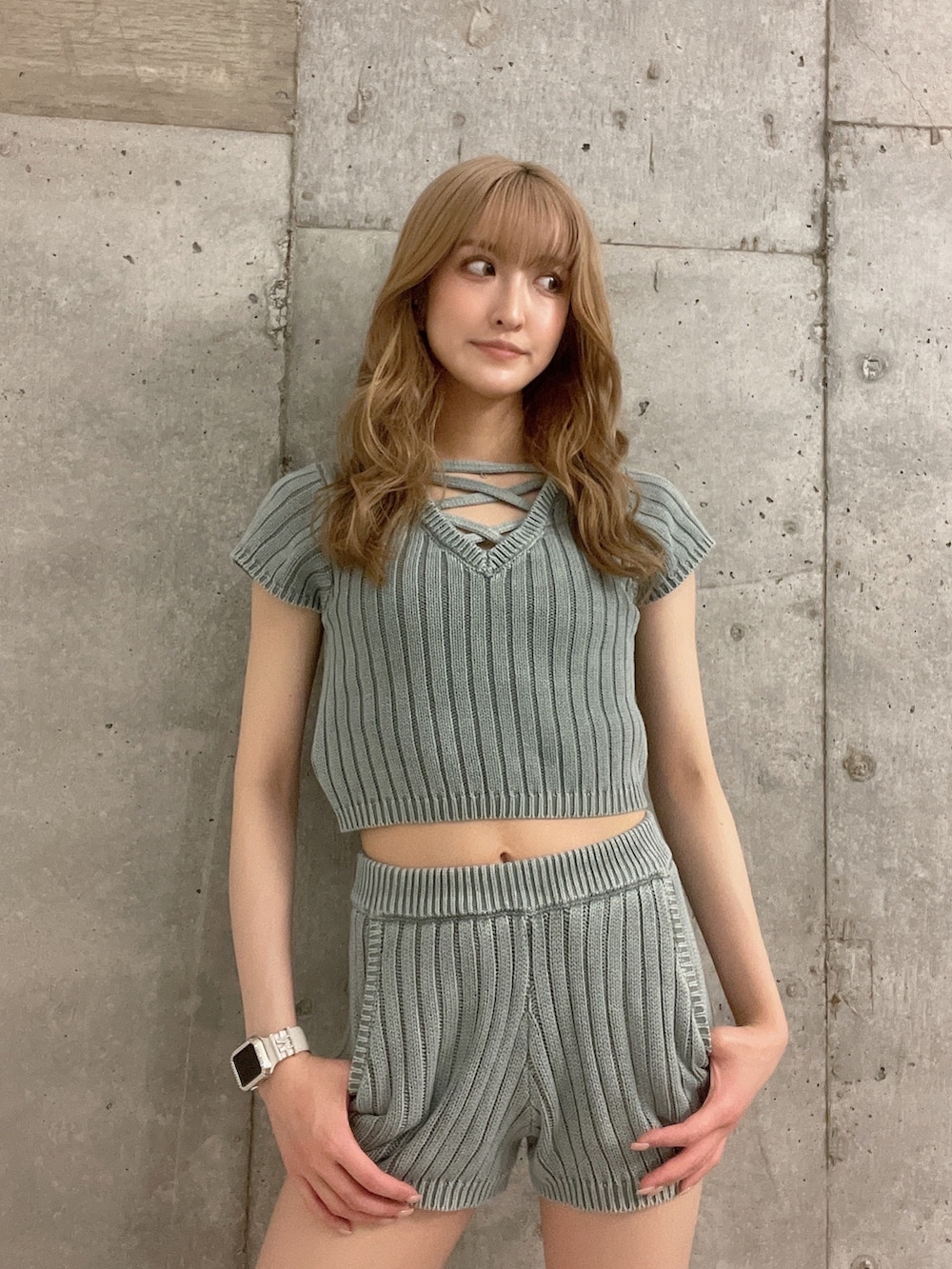 グリーン系のニット/セーター、ホワイト系のサンダル、グリーン系のその他パンツを着用したレディースの春コーディネートの3枚目の写真