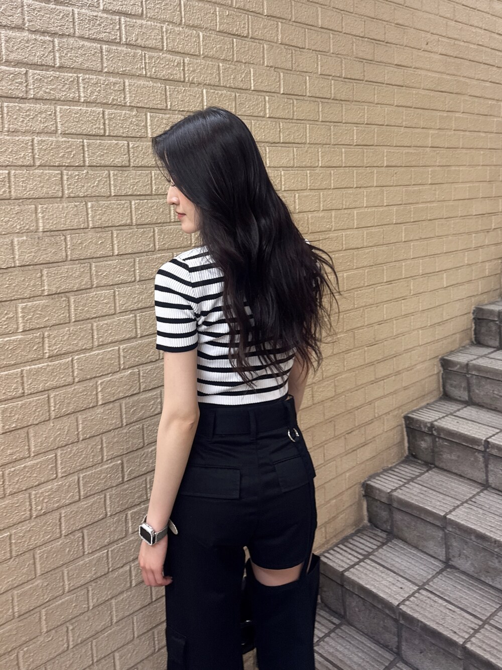 その他のニット/セーター、ブラック系のその他パンツ、ブラック系のハンドバッグを着用したレディースの夏コーディネートの4枚目の写真