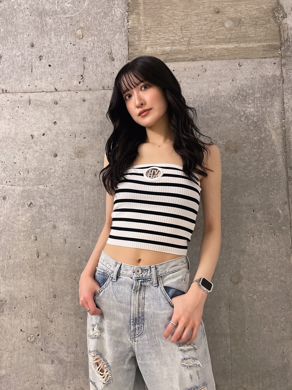 その他のチューブトップ、ブルー系のデニムパンツ、ブラック系のサンダルを着用したレディースの春コーディネートの2枚目の写真