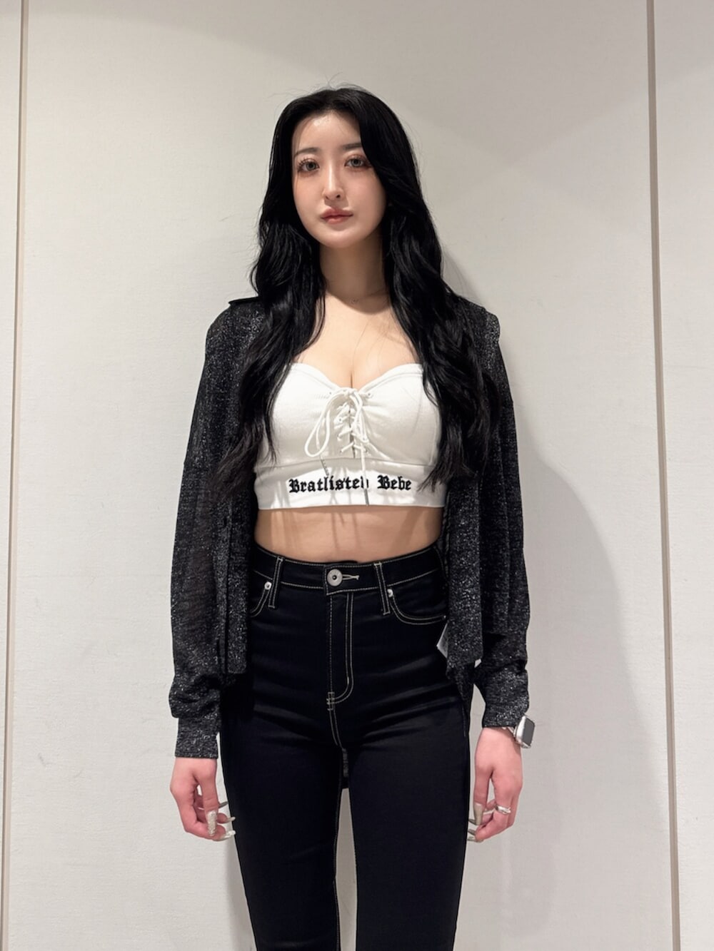 ブラック系のデニムパンツ、ブラック系のサンダル、ブラック系のシャツ/ブラウスを着用したレディースの夏コーディネートの4枚目の写真
