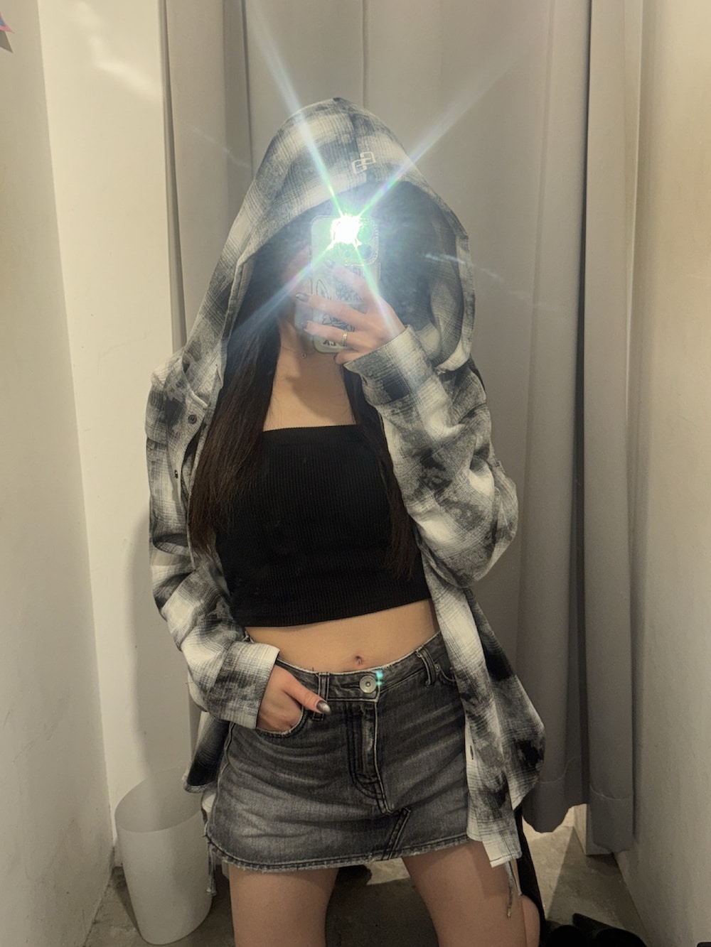 ブラック系のデニムスカート、ブラック系のシャツ/ブラウス、ブラック系のキャミソールを着用したレディースの秋コーディネートの2枚目の写真