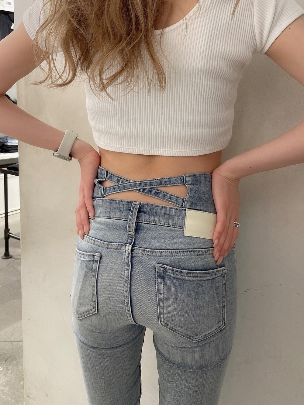 パープル系のカーディガン/ボレロ、ホワイト系のTシャツ/カットソー、ブルー系のデニムパンツを着用したレディースの夏コーディネートの6枚目の写真