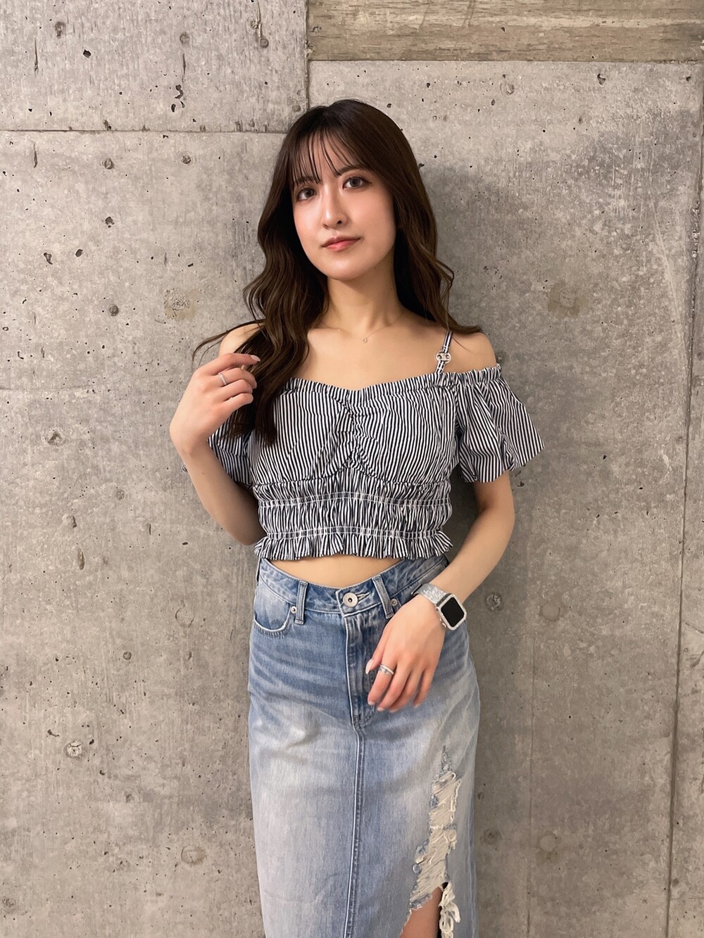 その他のシャツ/ブラウス、ブルー系のデニムスカート、ホワイト系のパンプスを着用したレディースの春コーディネートの2枚目の写真