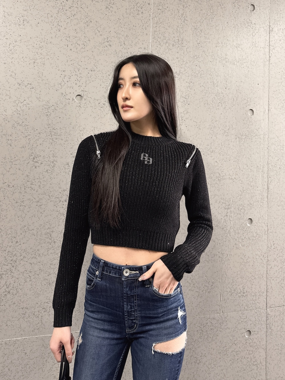 ブラック系のニット/セーター、ブラック系のブーツを着用したレディースの冬コーディネートの4枚目の写真