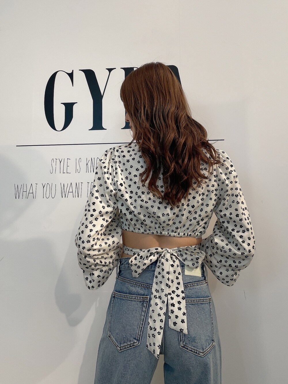 その他のシャツ/ブラウス、ブルー系のデニムパンツ、ブラック系のパンプスを着用したレディースの春コーディネートの3枚目の写真