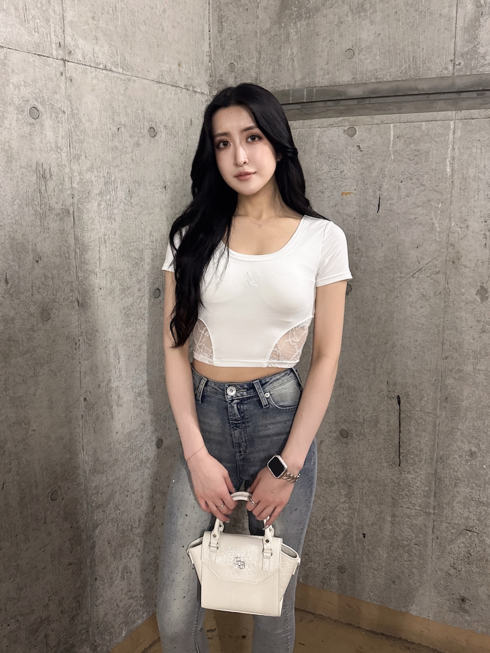 ホワイト系のTシャツ/カットソー、ブルー系のデニムパンツ、ホワイト系のサンダルを着用したレディースの夏コーディネートの5枚目の写真