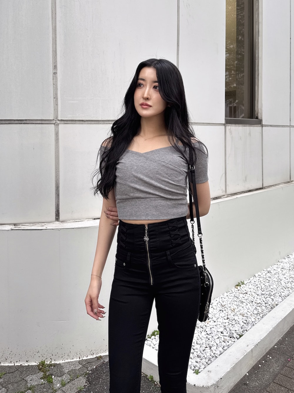 グレー系のTシャツ/カットソー、ブラック系のサンダル、ブラック系のデニムパンツを着用したレディースの春コーディネートの3枚目の写真
