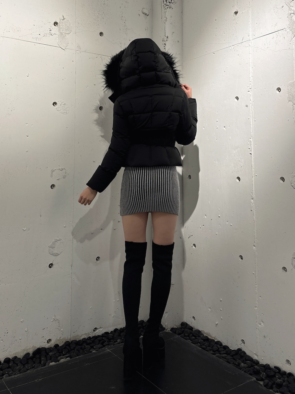 ブラック系のダウンジャケット/コート、その他のワンピース、ブラック系のブーツを着用したレディースの秋コーディネートの3枚目の写真