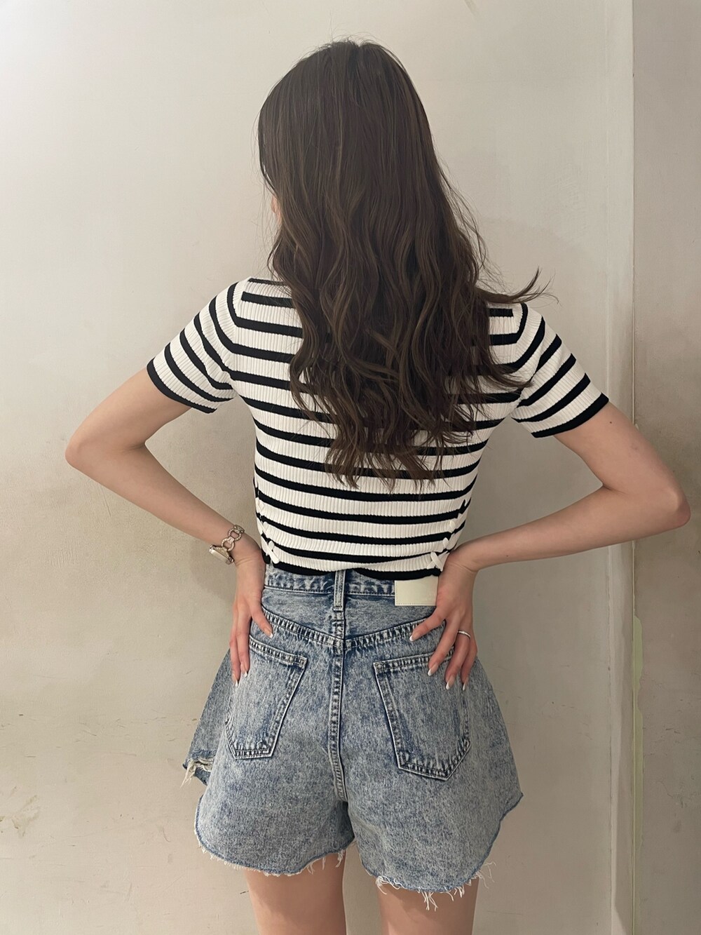 その他のニット/セーター、ブルー系のデニムパンツ、ブラック系のサンダルを着用したレディースの春コーディネートの4枚目の写真