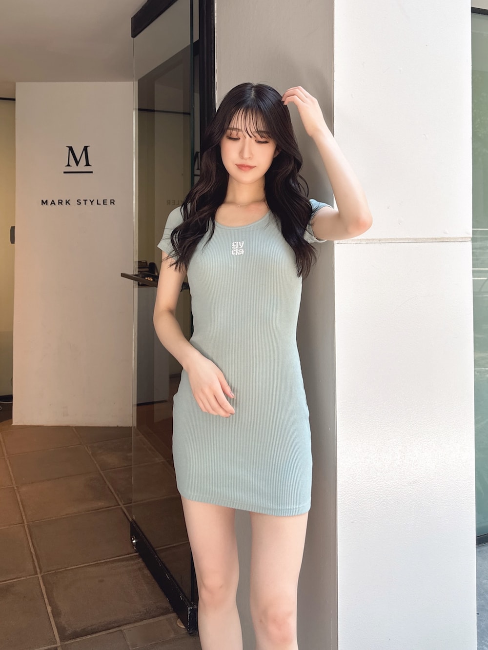 グリーン系のワンピース、ホワイト系のサンダルを着用したレディースの夏コーディネートの3枚目の写真