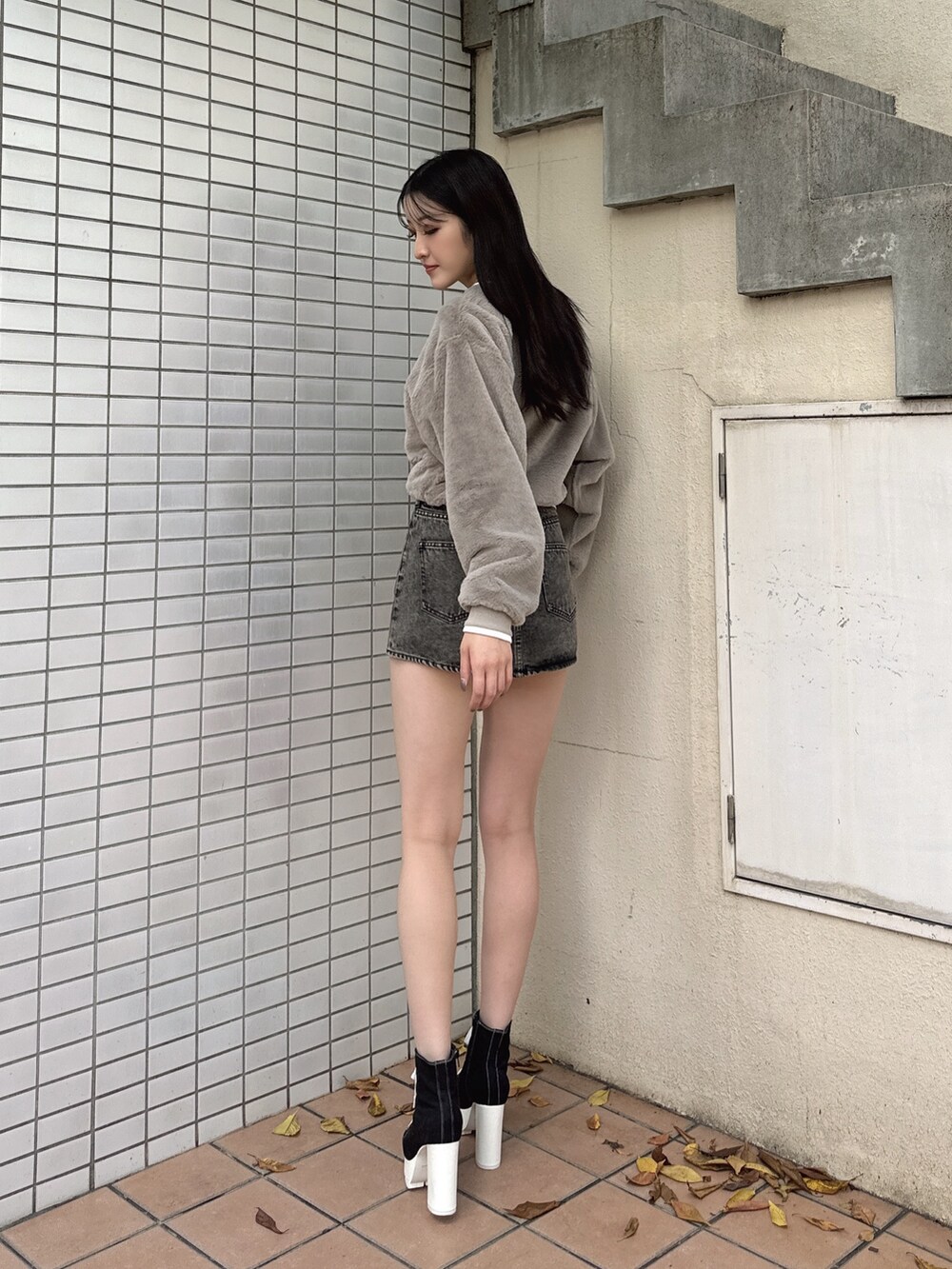 ベージュ系のTシャツ/カットソー、ブラック系のブーツを着用したレディースの秋コーディネートの2枚目の写真