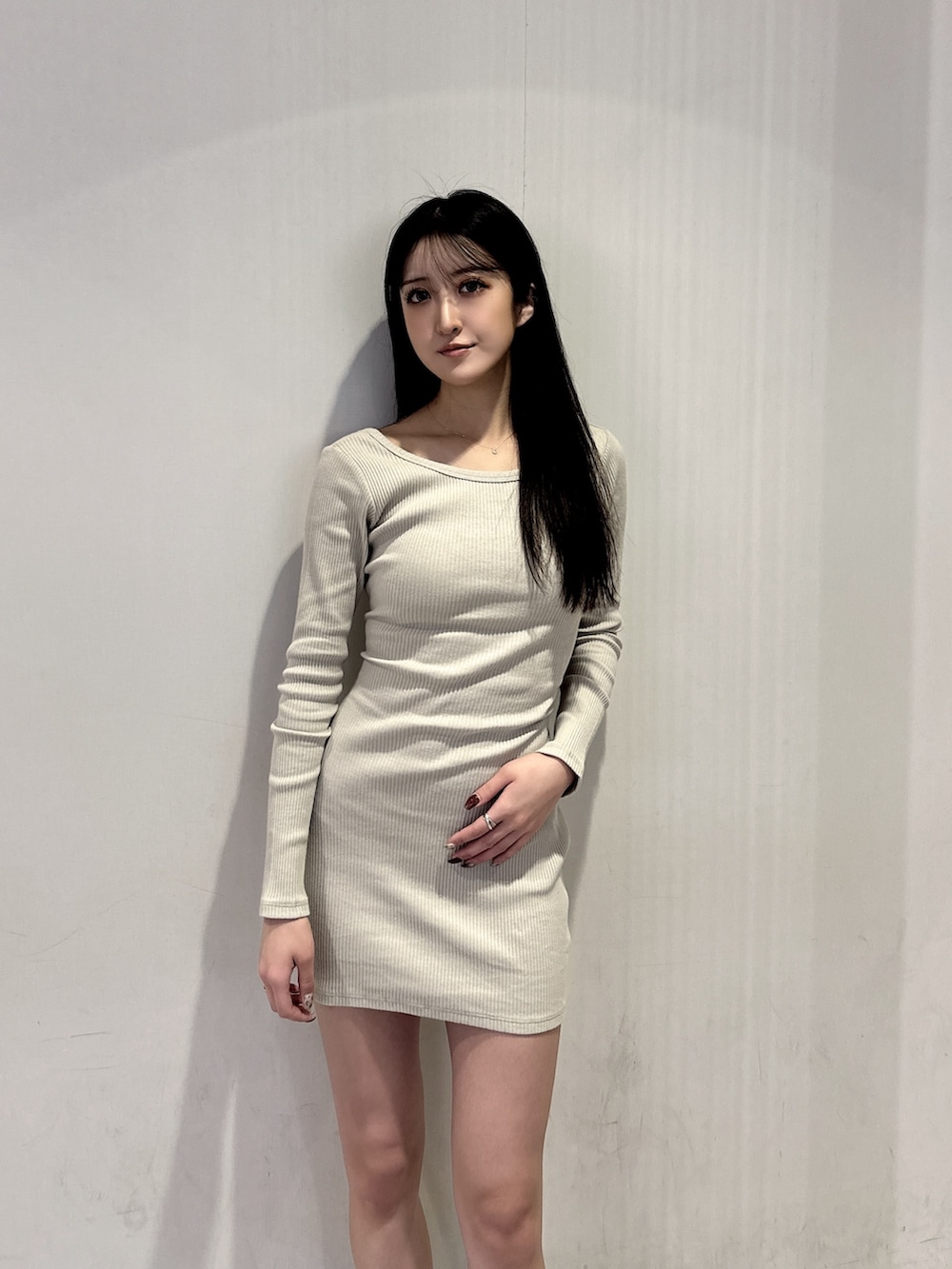 ホワイト系のワンピース、ブラック系のブーツを着用したレディースの冬コーディネートの4枚目の写真