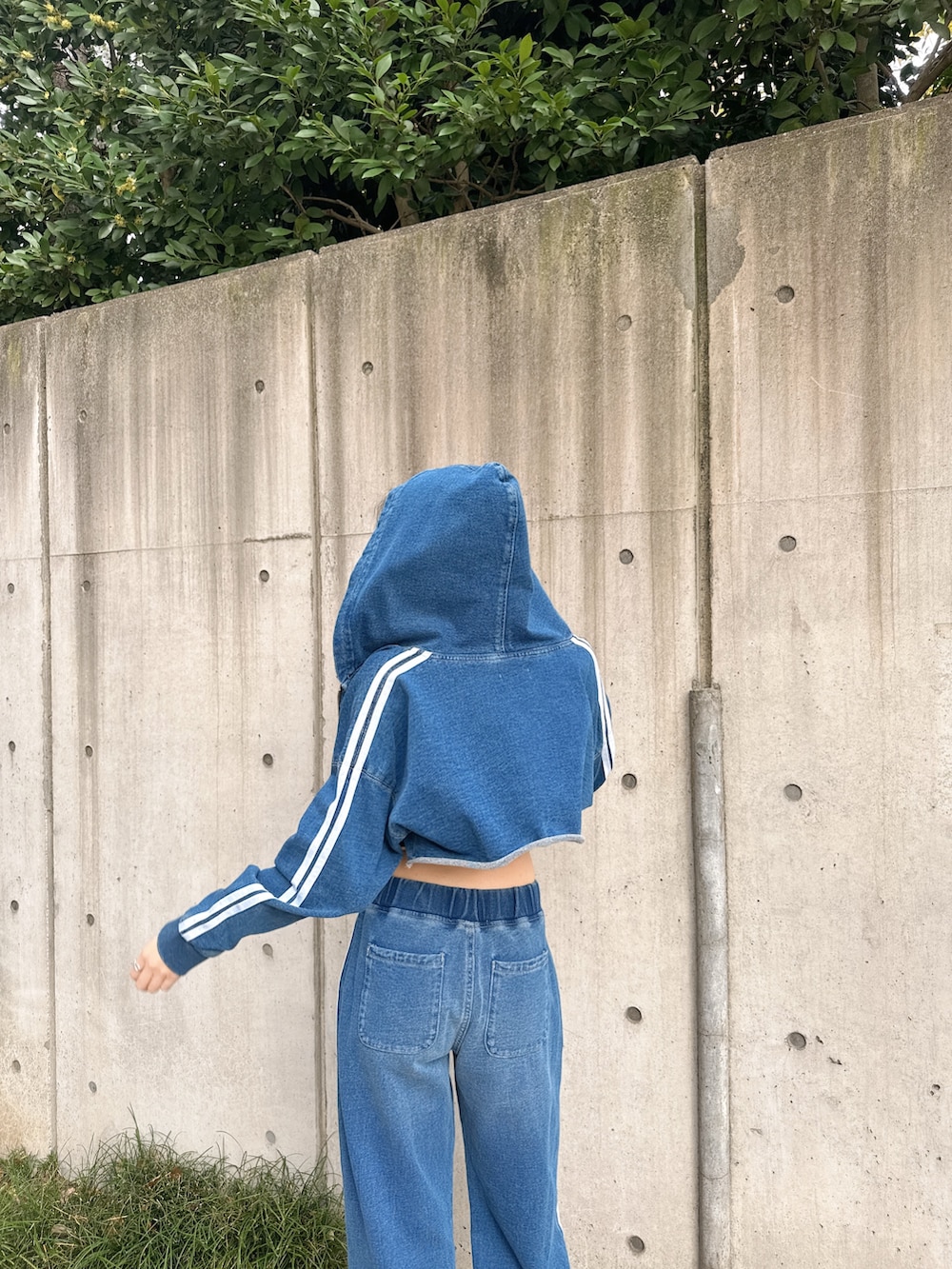 ブルー系のブルゾン、ブルー系のその他パンツ、ブラック系のサンダルを着用したレディースの春コーディネートの4枚目の写真