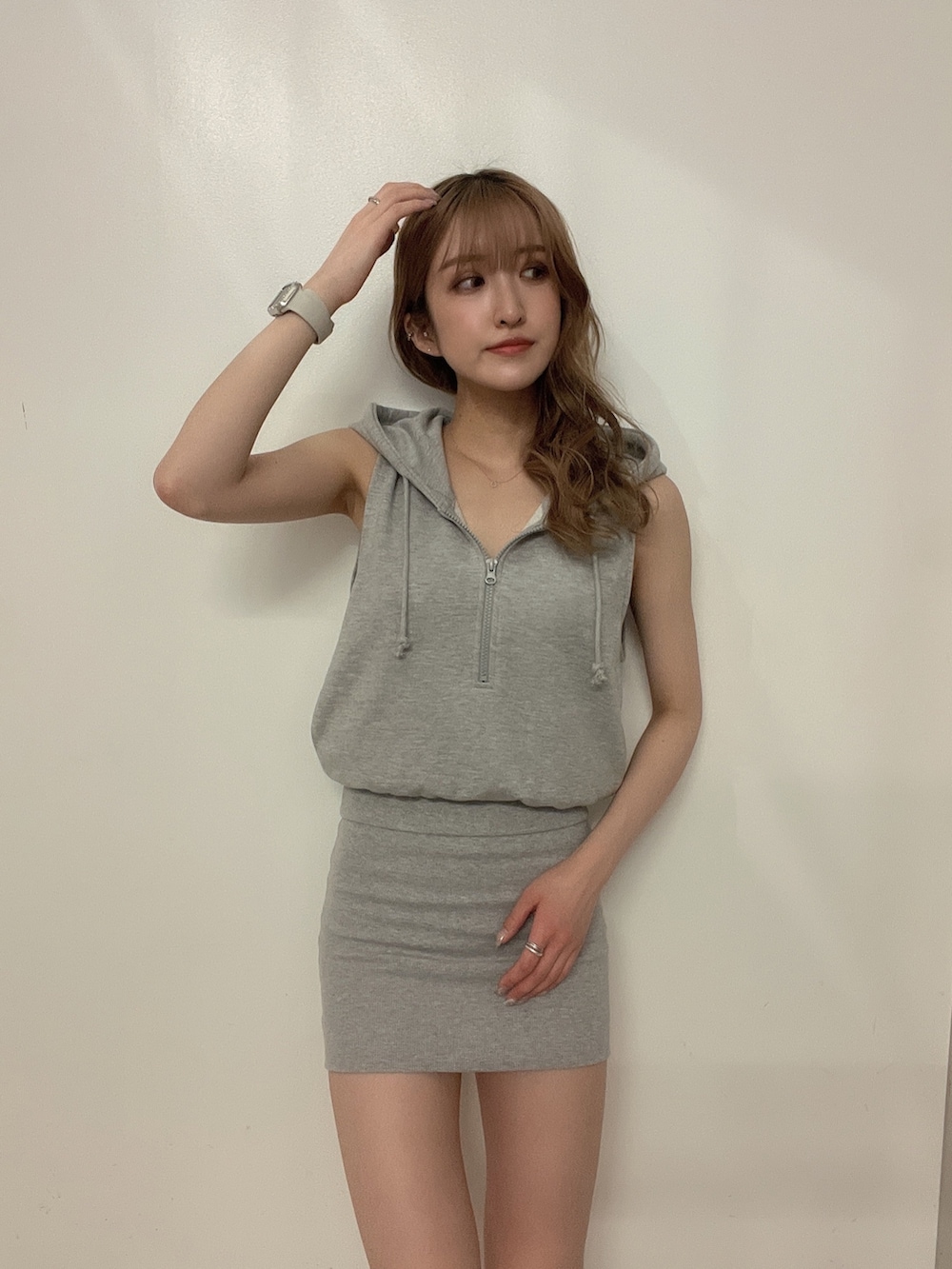 グレー系のワンピース、ブラック系のサンダル、ブラック系のキャミソールを着用したレディースの春コーディネートの3枚目の写真