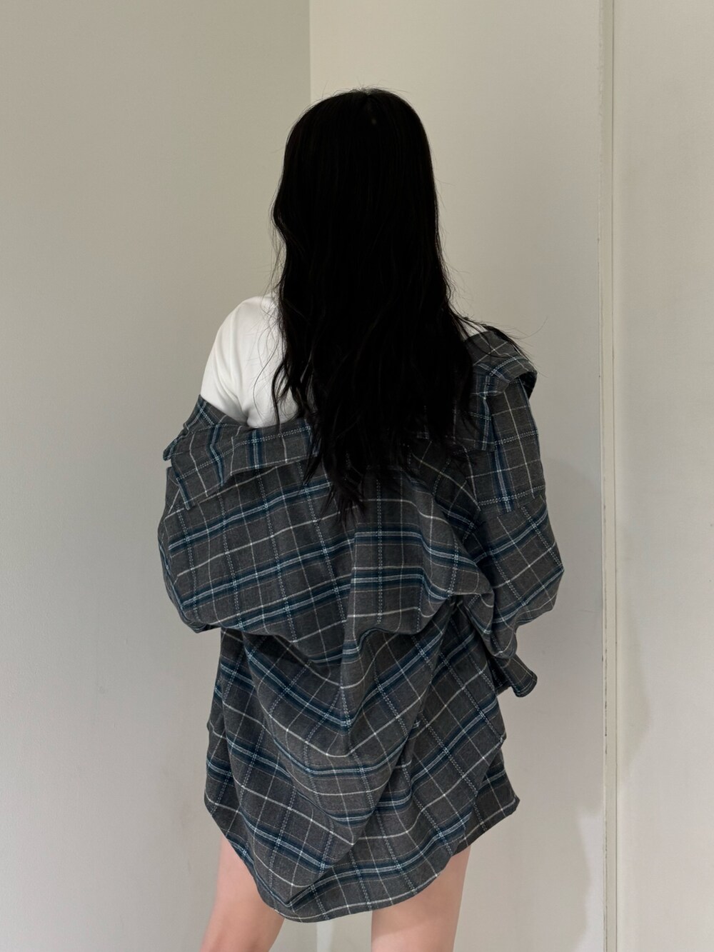 ホワイト系のTシャツ/カットソー、グレー系のシャツ/ブラウス、グレー系のその他パンツを着用したレディースの夏コーディネートの4枚目の写真