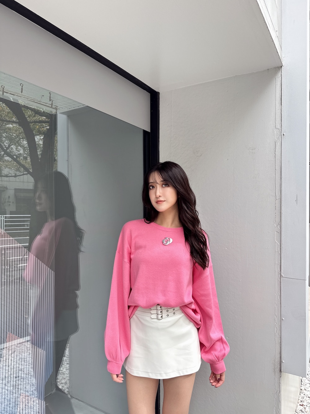 ピンク系のニット/セーター、ホワイト系のスカートを着用したレディースの冬コーディネートの2枚目の写真