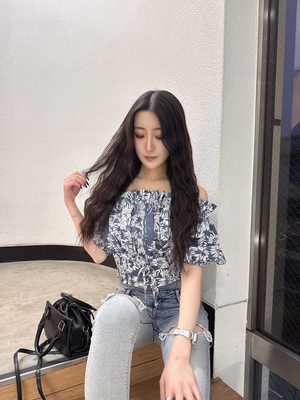 その他のシャツ/ブラウス、ブルー系のデニムパンツ、ブラック系のサンダルを着用したレディースの春コーディネートの2枚目の写真