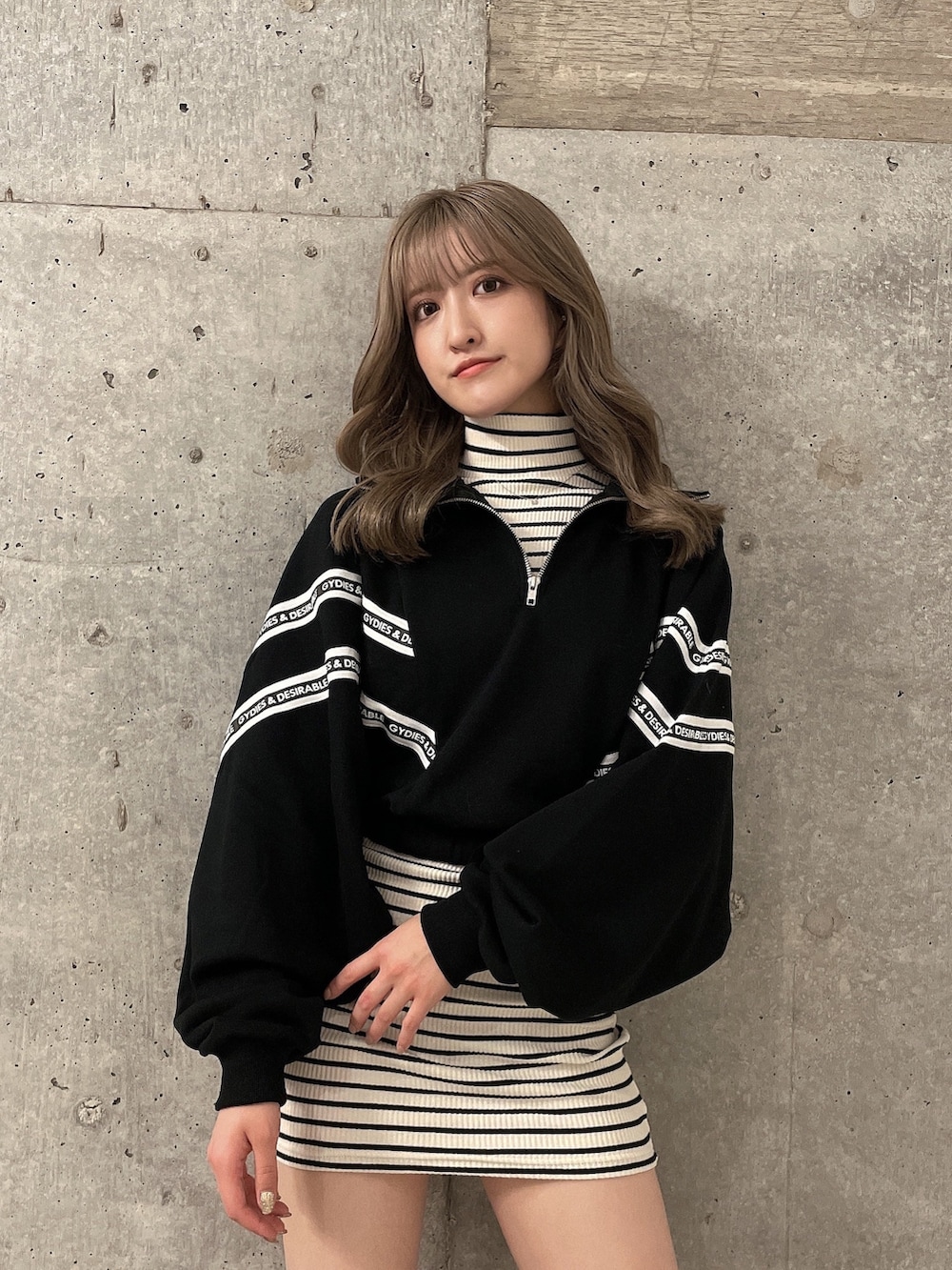 ブラック系のスウェット、ホワイト系のワンピース、ブラック系のブーツを着用したレディースの夏コーディネートの2枚目の写真