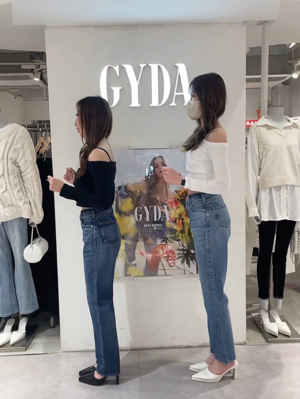 ホワイト系のTシャツ/カットソー、ブルー系のデニムパンツ、ホワイト系のパンプスを着用したレディースの春コーディネートの2枚目の写真