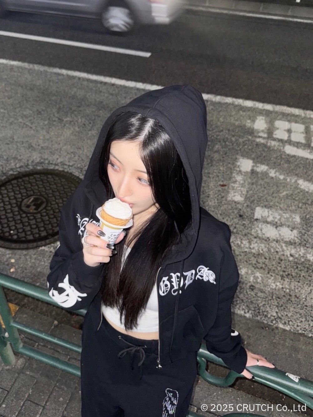 ブラック系のパーカー、ブラック系のその他パンツを着用したレディースの冬コーディネートの4枚目の写真