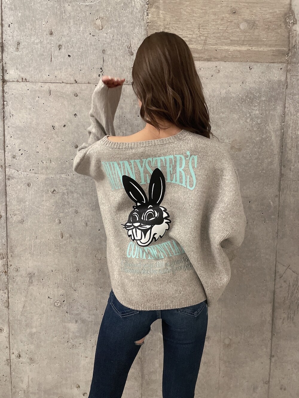 グレー系のニット/セーター、ブルー系のデニムパンツ、ブラック系のブーツを着用したレディースの冬コーディネートの3枚目の写真