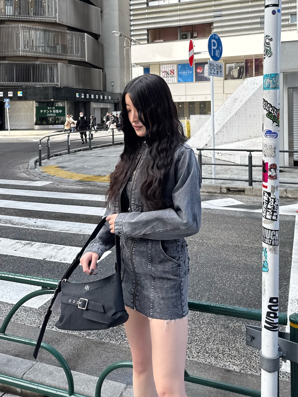 ブラック系のワンピース、ブラック系のデニムジャケット、ブラック系のハンドバッグを着用したレディースの春コーディネートの2枚目の写真