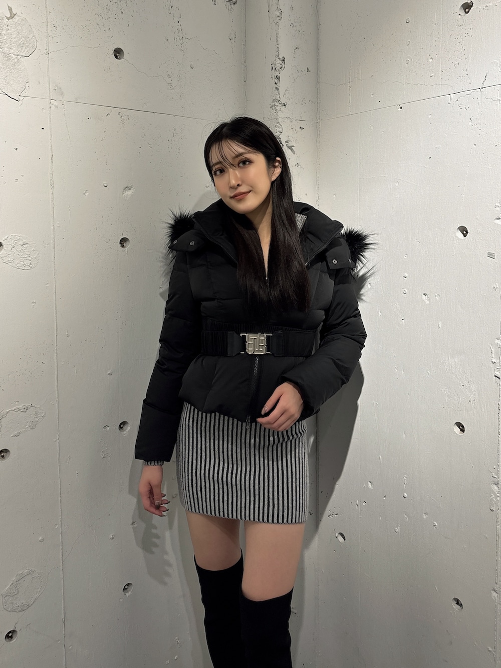 ブラック系のダウンジャケット/コート、その他のワンピース、ブラック系のブーツを着用したレディースの秋コーディネートの2枚目の写真