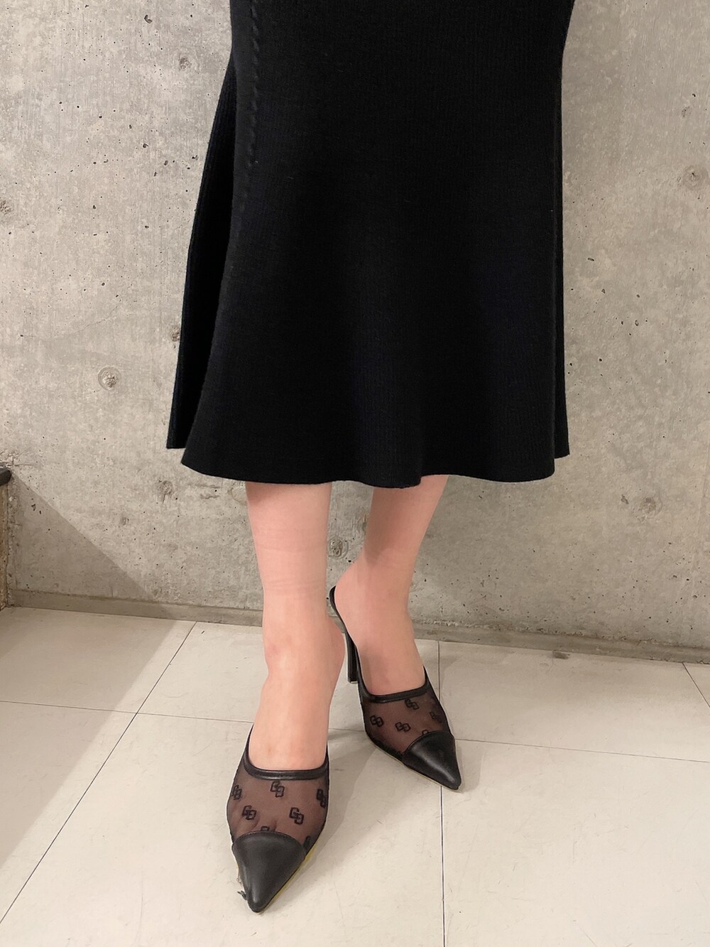 ブラック系のニット/セーター、ブラック系のスカート、ブラック系のライダースジャケットを着用したレディースの冬コーディネートの8枚目の写真