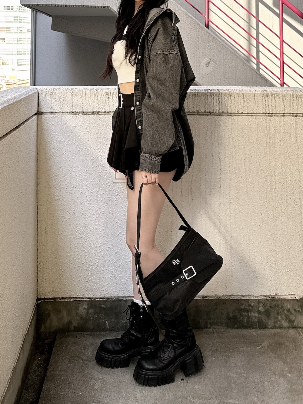 ブラック系のシャツ/ブラウス、ブラック系のスカート、ホワイト系のキャミソールを着用したレディースの春コーディネートの2枚目の写真