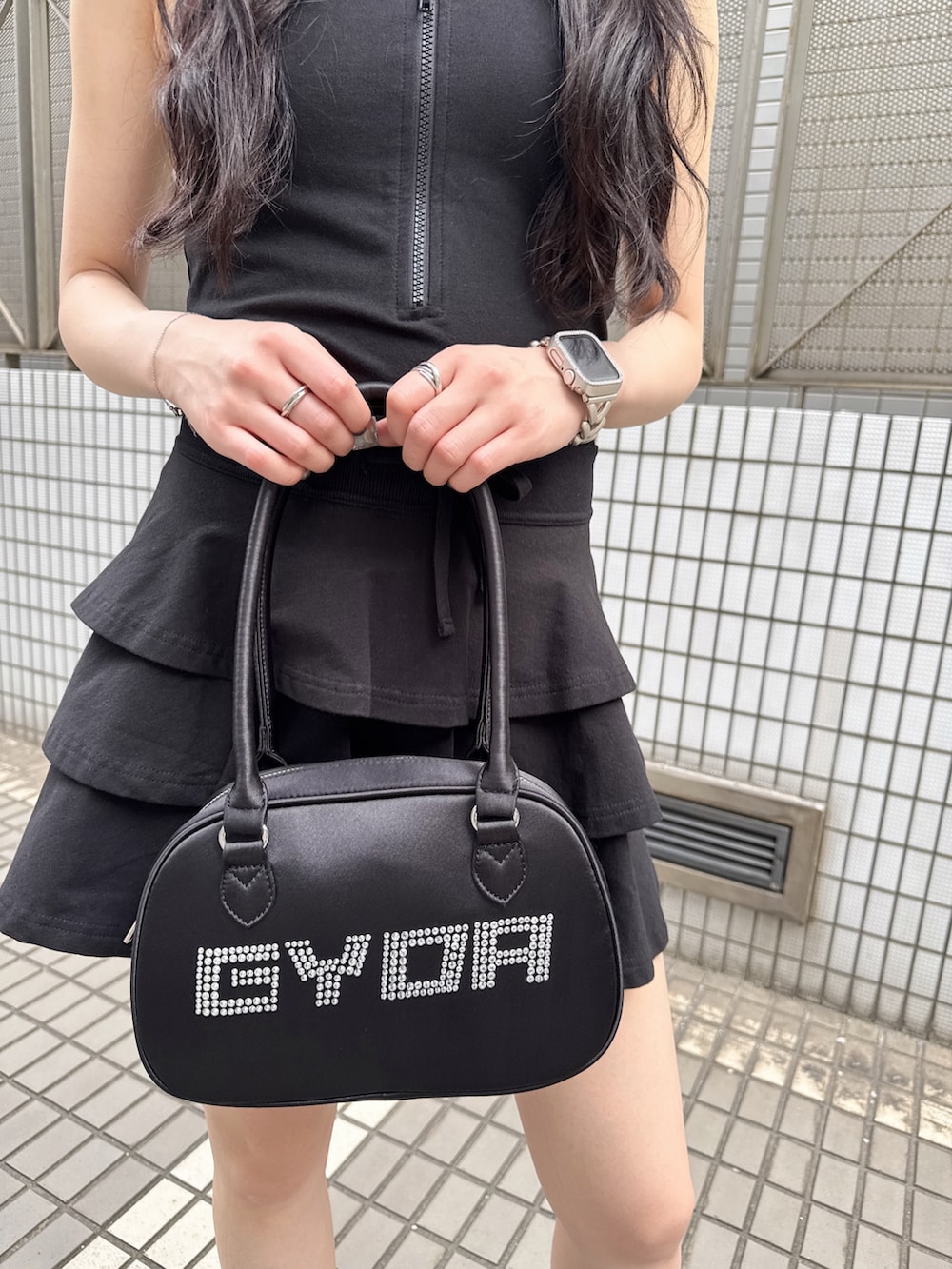 ブラック系のワンピース、ブラック系のボストンバッグ、ブラック系のキャップを着用したレディースの夏コーディネートの8枚目の写真