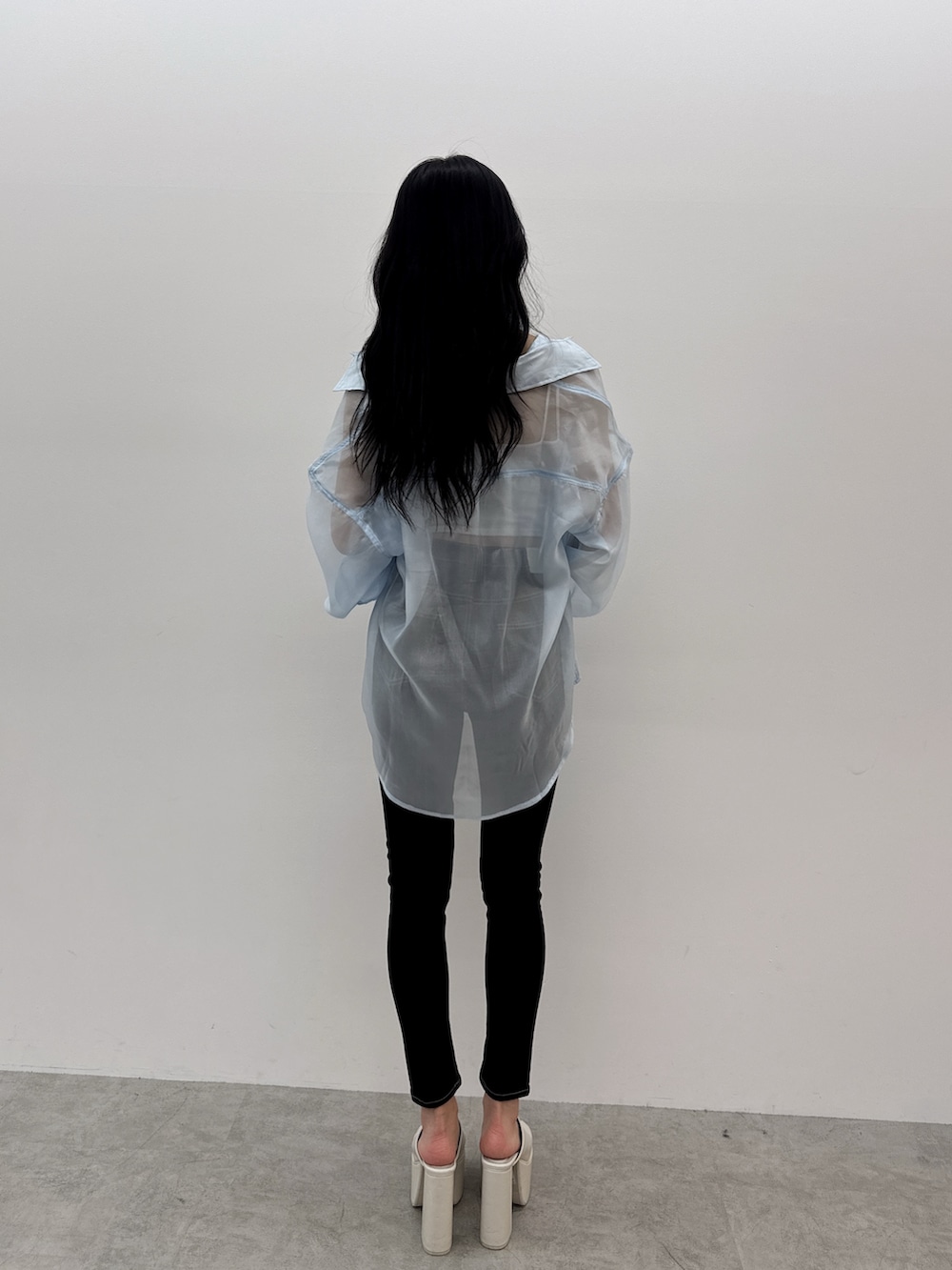 ブルー系のシャツ/ブラウス、ホワイト系のキャミソール、ブラック系のデニムパンツを着用したレディースの春コーディネートの2枚目の写真