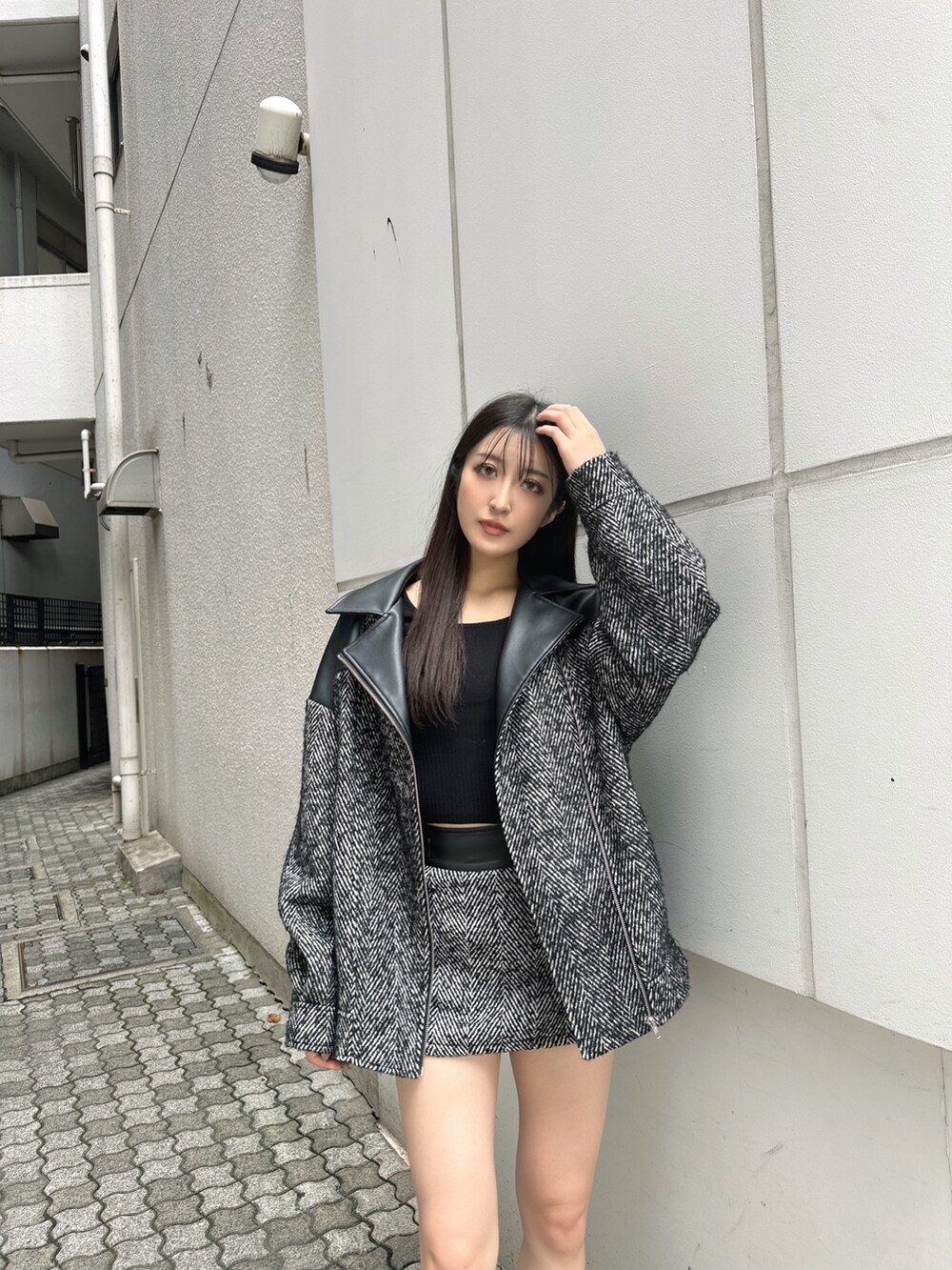 その他のスカート、ブラック系のブーツ、その他のライダースジャケットを着用したレディースの秋コーディネートの2枚目の写真