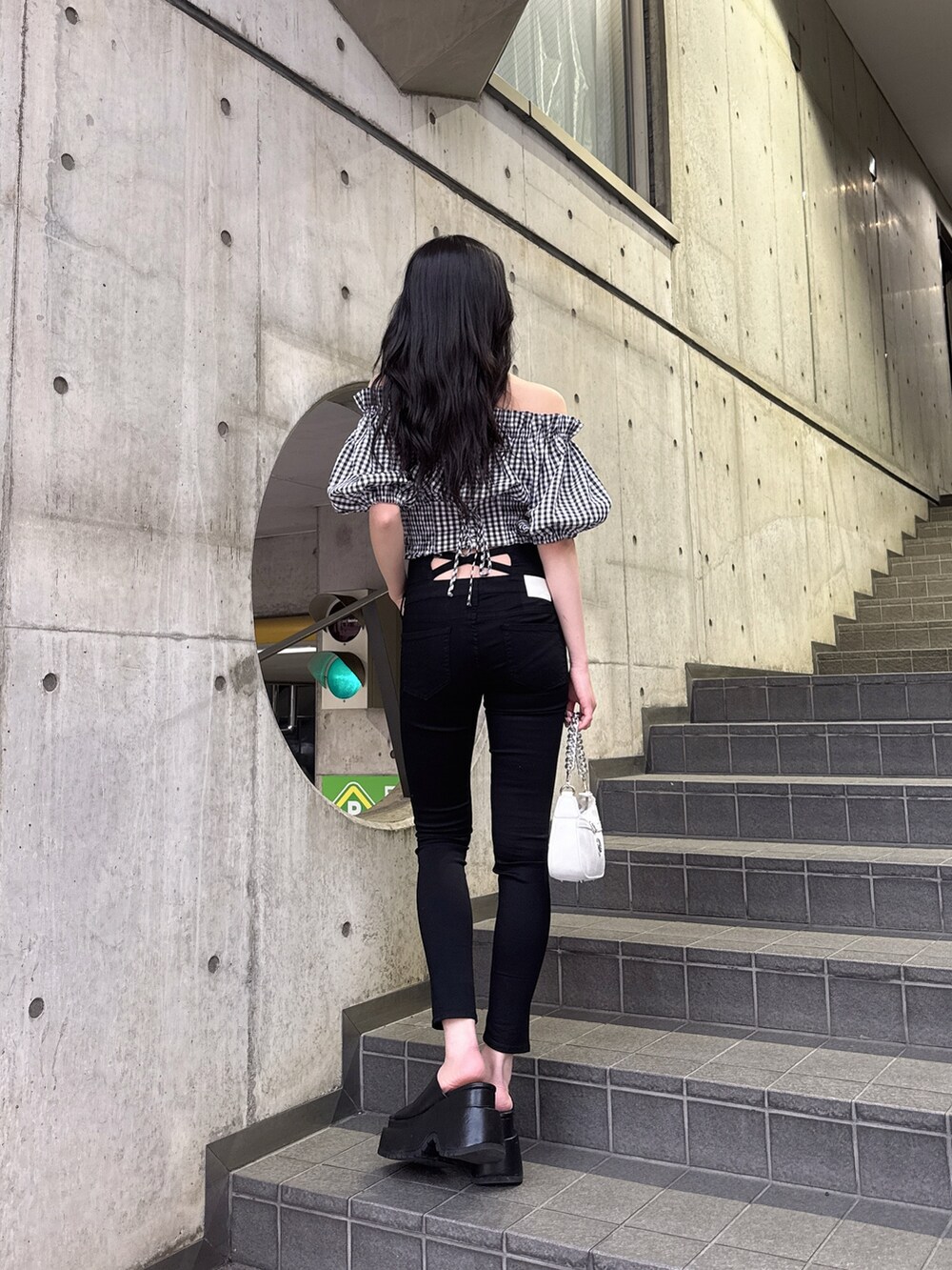 その他のシャツ/ブラウス、ブラック系のデニムパンツ、ホワイト系のハンドバッグを着用したレディースの春コーディネートの2枚目の写真