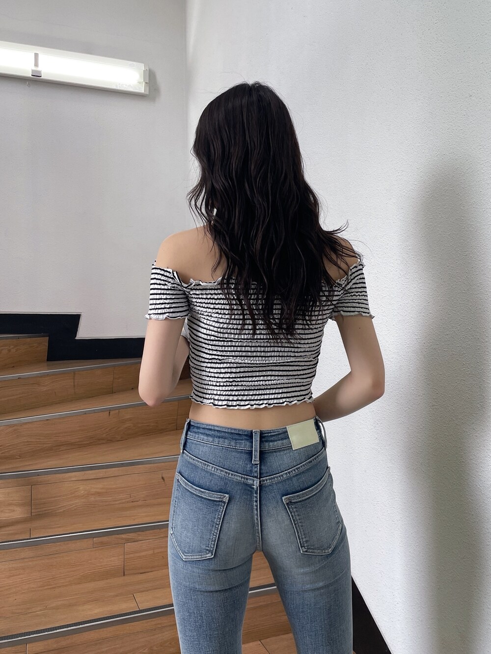 その他のTシャツ/カットソー、ブルー系のデニムパンツ、ホワイト系のサンダルを着用したレディースの春コーディネートの4枚目の写真