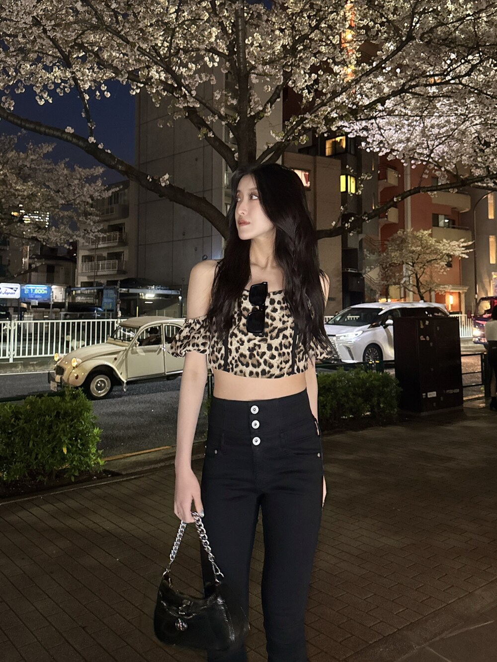 その他のシャツ/ブラウス、ブラック系のデニムパンツ、ブラック系のサンダルを着用したレディースの春コーディネートの2枚目の写真